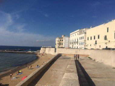 Parlak güneş ışığı altında Barok mimarisi ve Akdeniz 'in yer aldığı tarihi binalar ve Gelibolu kıyı şeridi manzaraları. İtalya