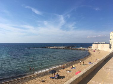 Parlak güneş ışığı altında Barok mimarisi ve Akdeniz 'in yer aldığı tarihi binalar ve Gelibolu kıyı şeridi manzaraları. İtalya