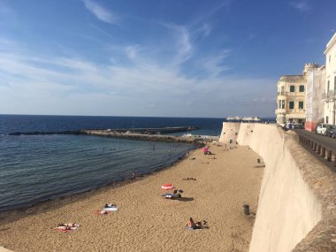 Parlak güneş ışığı altında Barok mimarisi ve Akdeniz 'in yer aldığı tarihi binalar ve Gelibolu kıyı şeridi manzaraları. İtalya