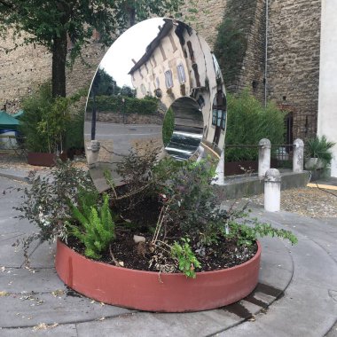 Bergamo 'daki tarihi binaların ve çatıların manzarası, açık gökyüzü altında ortaçağ mimarisi ve kentsel cazibe sergileniyor. İtalya