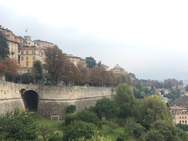 Bergamo 'daki tarihi binaların ve çatıların manzarası, açık gökyüzü altında ortaçağ mimarisi ve kentsel cazibe sergileniyor. İtalya