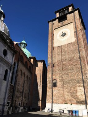 Gündüz vakti kanalların, köprülerin ve geleneksel mimarinin yer aldığı Treviso şehir caddelerinin ve tarihi binaların manzarası. İtalya