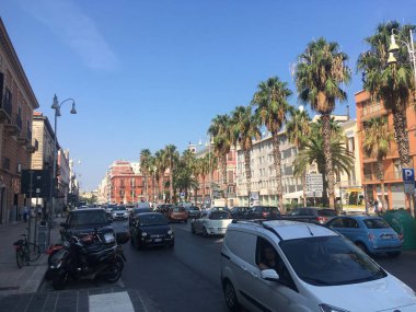 Puglia 'daki Bari kentsel manzarasında tarihi binalar, dar sokaklar ve açık mavi gökyüzü altında Akdeniz mimarisi yer alıyor. İtalya