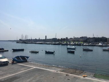 Puglia 'daki Bari kentsel manzarasında tarihi binalar, dar sokaklar ve açık mavi gökyüzü altında Akdeniz mimarisi yer alıyor. İtalya