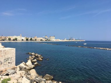 Puglia 'daki Bari kentsel manzarasında tarihi binalar, dar sokaklar ve açık mavi gökyüzü altında Akdeniz mimarisi yer alıyor. İtalya