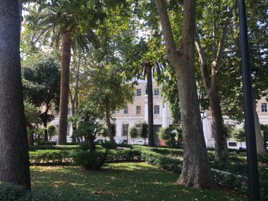 Puglia 'daki Bari kentsel manzarasında tarihi binalar, dar sokaklar ve açık mavi gökyüzü altında Akdeniz mimarisi yer alıyor. İtalya