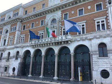 Puglia 'daki Bari kentsel manzarasında tarihi binalar, dar sokaklar ve açık mavi gökyüzü altında Akdeniz mimarisi yer alıyor. İtalya