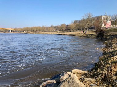 Kaunas şehrinin mimari simgelerini, şehir siluetini ve şehir atmosferini gösteren manzarası. Litvanya