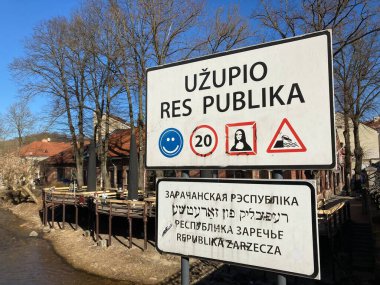 Litvanya: Vilnius 'un Bohemian Uzupio bölgesinde sanatsal maskaralıklar, nehir kenarı manzaralar ve cumhuriyetin seçici caddeleri