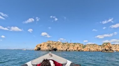 Tekne bazlı yunuslar Lagos, Portekiz 'i izliyor, yay dalgaları ve denizdeki eğlenceli deniz sahnelerini çeken vahşi yunusları yakalıyorlar.