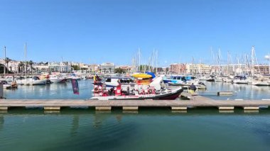 Portekiz: Lagos limanı canlı marina, gezinti güvertesi, sakin sular ve kıyı atmosferiyle demirlenmiş tekneler
