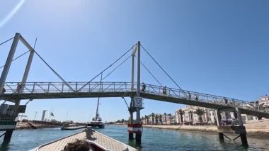 Portekiz: Lagos limanı canlı marina, gezinti güvertesi, sakin sular ve kıyı atmosferiyle demirlenmiş tekneler