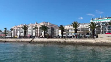 Portekiz: Lagos limanı canlı marina, gezinti güvertesi, sakin sular ve kıyı atmosferiyle demirlenmiş tekneler