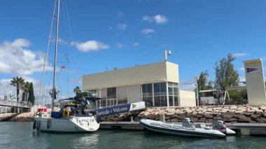 Portekiz: Lagos limanı canlı marina, gezinti güvertesi, sakin sular ve kıyı atmosferiyle demirlenmiş tekneler