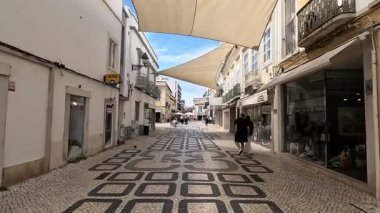 Portekiz: Faro şehir merkezi sahneleri canlı sokakları, tarihi binaları, kaldırımlı yolları ve otantik şehir atmosferini yakalıyor
