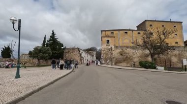 Portekiz: Faro şehir merkezi sahneleri canlı sokakları, tarihi binaları, kaldırımlı yolları ve otantik şehir atmosferini yakalıyor