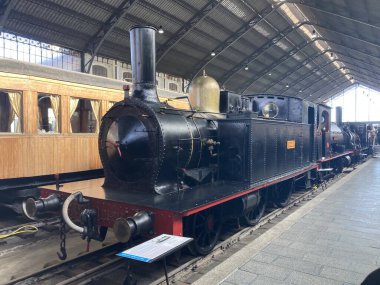 İspanya: Madrid Demiryolu Müzesi 'nin iç manzarasında eski Delicias istasyonları içinde tarihi lokomotifler ve yuvarlanan stoklar sergileniyor..