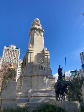 İspanya: Madrids caddelerinin ve binalarının şehir manzarası, kentsel mimari, sokak yaşamı ve atmosferik şehir manzarasını canlı bir şehir ortamında yakalıyor.