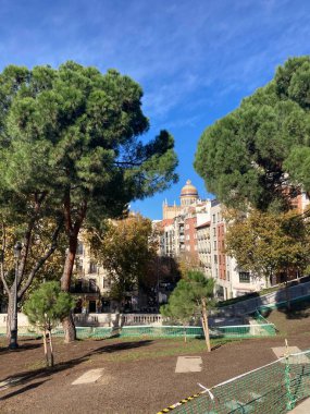 İspanya: Madrids caddelerinin ve binalarının şehir manzarası, kentsel mimari, sokak yaşamı ve atmosferik şehir manzarasını canlı bir şehir ortamında yakalıyor.