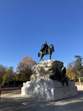 İspanya: Madrids caddelerinin ve binalarının şehir manzarası, kentsel mimari, sokak yaşamı ve atmosferik şehir manzarasını canlı bir şehir ortamında yakalıyor.