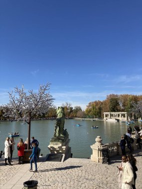 İspanya: Madrids caddelerinin ve binalarının şehir manzarası, kentsel mimari, sokak yaşamı ve atmosferik şehir manzarasını canlı bir şehir ortamında yakalıyor.