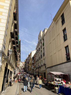 İspanya: Madrids caddelerinin ve binalarının şehir manzarası, kentsel mimari, sokak yaşamı ve atmosferik şehir manzarasını canlı bir şehir ortamında yakalıyor.