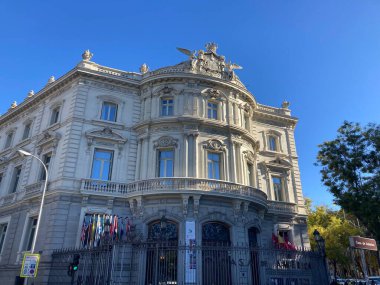 İspanya: Madrids caddelerinin ve binalarının şehir manzarası, kentsel mimari, sokak yaşamı ve atmosferik şehir manzarasını canlı bir şehir ortamında yakalıyor.