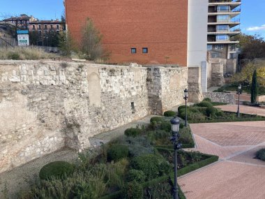 İspanya: Madrids caddelerinin ve binalarının şehir manzarası, kentsel mimari, sokak yaşamı ve atmosferik şehir manzarasını canlı bir şehir ortamında yakalıyor.