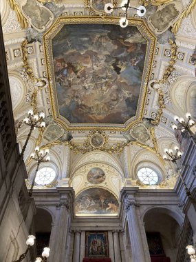 İspanya: Madrids caddelerinin ve binalarının şehir manzarası, kentsel mimari, sokak yaşamı ve atmosferik şehir manzarasını canlı bir şehir ortamında yakalıyor.