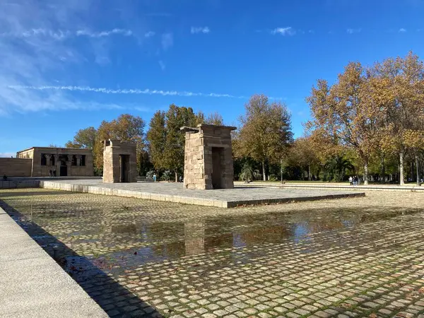 İspanya: Madrids caddelerinin ve binalarının şehir manzarası, kentsel mimari, sokak yaşamı ve atmosferik şehir manzarasını canlı bir şehir ortamında yakalıyor.
