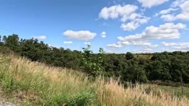 İskoçya: Kırsal kesim, Pentland Hills bölgesindeki tarlalar, tepeler ve açık araziler boyunca yürüyor.