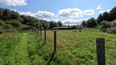 İskoçya: Kırsal kesim, Pentland Hills bölgesindeki tarlalar, tepeler ve açık araziler boyunca yürüyor.