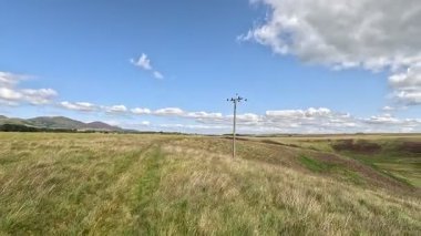 İskoçya: Kırsal kesim, Pentland Hills bölgesindeki tarlalar, tepeler ve açık araziler boyunca yürüyor.