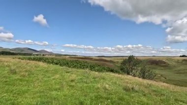 İskoçya: Kırsal kesim, Pentland Hills bölgesindeki tarlalar, tepeler ve açık araziler boyunca yürüyor.