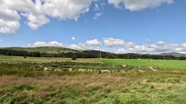 İskoçya: Kırsal kesim, Pentland Hills bölgesindeki tarlalar, tepeler ve açık araziler boyunca yürüyor.