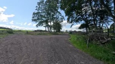 İskoçya: Kırsal kesim, Pentland Hills bölgesindeki tarlalar, tepeler ve açık araziler boyunca yürüyor.