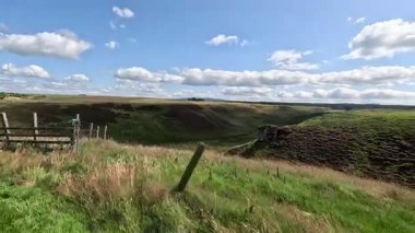 İskoçya: İskoçya sınırlarındaki Kürsü Kayası, Pentland Hills bölgesinde kayan tarlaların, tepelerin ve açık kırsal alanların ortasındaki tarihi kayalık.