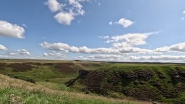 İskoçya: İskoçya sınırlarındaki Kürsü Kayası, Pentland Hills bölgesinde kayan tarlaların, tepelerin ve açık kırsal alanların ortasındaki tarihi kayalık.