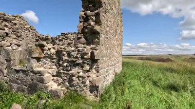 İskoçya: İskoç sınırlarında terk edilmiş bir taş tarlası, tarlaların, kayan tepelerin ve kırsal kesimlerin ortasında yıpranmış duvarlar.