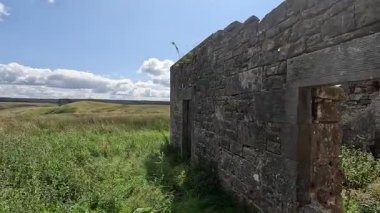 İskoçya: İskoç sınırlarında terk edilmiş bir taş tarlası, tarlaların, kayan tepelerin ve kırsal kesimlerin ortasında yıpranmış duvarlar.