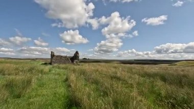 İskoçya: İskoç sınırlarında terk edilmiş bir taş tarlası, tarlaların, kayan tepelerin ve kırsal kesimlerin ortasında yıpranmış duvarlar.