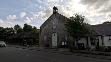 İskoçya: Geleneksel kır evleri, tarlalar, Pentland Hills ve kırsal bölgelerle İskoç sınırlarındaki Carlops köyünde yürümek.