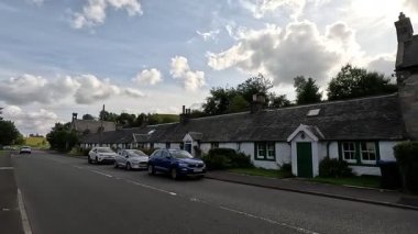 İskoçya: Geleneksel kır evleri, tarlalar, Pentland Hills ve kırsal bölgelerle İskoç sınırlarındaki Carlops köyünde yürümek.