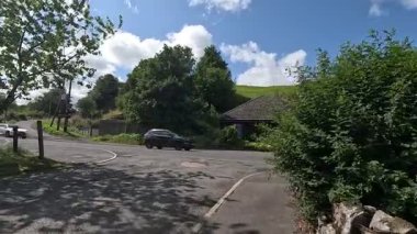 İskoçya: Geleneksel kır evleri, tarlalar, Pentland Hills ve kırsal bölgelerle İskoç sınırlarındaki Carlops köyünde yürümek.