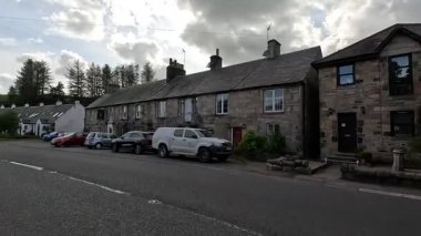 İskoçya: Geleneksel kır evleri, tarlalar, Pentland Hills ve kırsal bölgelerle İskoç sınırlarındaki Carlops köyünde yürümek.