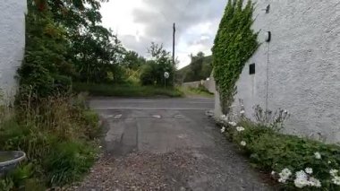 İskoçya: Geleneksel kır evleri, tarlalar, Pentland Hills ve kırsal bölgelerle İskoç sınırlarındaki Carlops köyünde yürümek.