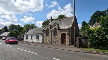 İskoçya: Geleneksel kır evleri, tarlalar, Pentland Hills ve kırsal bölgelerle İskoç sınırlarındaki Carlops köyünde yürümek.