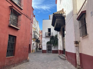 Sıcak ışık altında Seville sokak mimarisi, tarihi cephelerin, dar sokakların, balkonların ve süs eşyalarının sergilendiği bir yer. İspanya