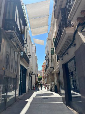 Sıcak ışık altında Seville sokak mimarisi, tarihi cephelerin, dar sokakların, balkonların ve süs eşyalarının sergilendiği bir yer. İspanya