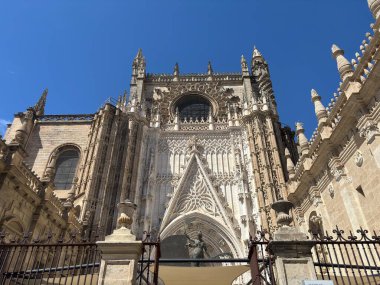 Sıcak ışık altında Seville sokak mimarisi, tarihi cephelerin, dar sokakların, balkonların ve süs eşyalarının sergilendiği bir yer. İspanya